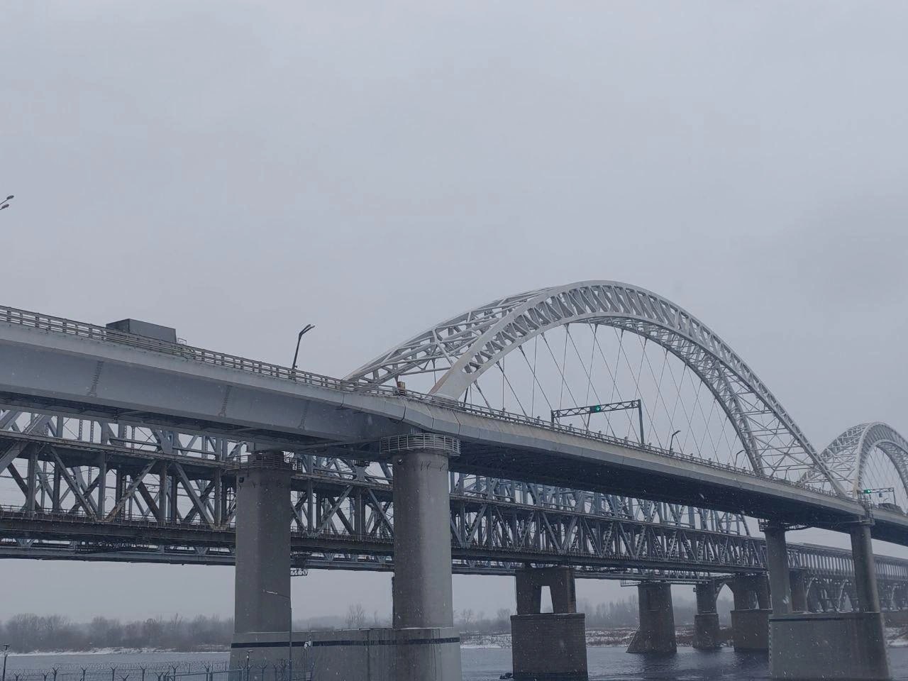 Движение по второй полосе старого Борского моста планируют открыть в 20 х числах декабря Как рассказали в ГУАД подрядчик уже выполнил все основные работы сейчас идут завершающие работы по благоустройству подготовка обочин отсыпка откосов и установка опор освещения До конца декабря движение по мостам через Волгу будет организовано в соответствии с проектом по две полосы в обоих направлениях Это позволит полностью разгрузить транспортный узел сказал первый замдиректора ГУАД Александр Денисов В 2026 году запланированы ремонт опор и покраска пролетных строений Для этих работ перекрывать дорогу не будут Читать новости без интернета в МАХ