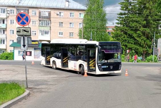 В Нововятском районе Кирова автобус 16-го маршрута сбил пешехода. ДТП произошло в 24 июня около 12:45 на улице Советской у дома 85. По предварительным данным, водитель автобуса «Нефаз» совершил наезд на женщину, переходившую дорогу. В результате ДТП пешеход получила травмы и была доставлена в больницу. Обстоятельства аварии и состояние пострадавшей выясняются.
