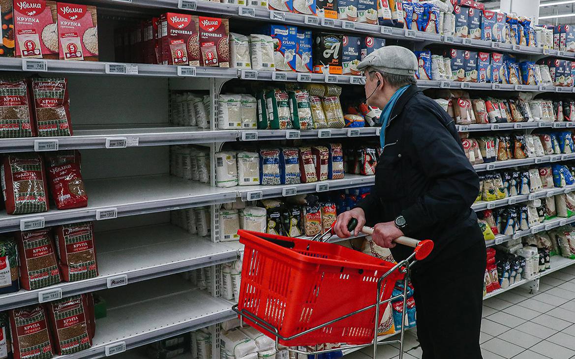 Глобальное изменение климата вызывает резкие скачки цен на продукты из-за экстремальных погодных условий. Примеры включают 50%-ное повышение цен на оливковое масло в Испании и аналогичные скачки в других регионах. Эти явления усиливают продовольственную инфляцию, приводя к глобальному распространению эффекта. Исследователи отмечают, что такая тенденция может усилиться с изменением климата.