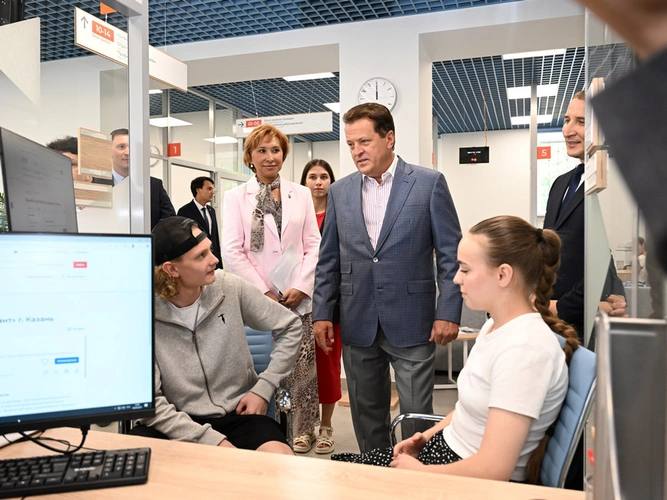 В Казани открылся первый модернизированный кадровый центр нового формата  На проспекте Ибрагимова в Казани открылся первый в Татарстане кадровый центр, модернизированный в рамках национального проекта «Кадры». Учреждение работает по новой комплексной модели, предлагая соискателям не только помощь в поиске работы, но и обучение, переподготовку и полноценное карьерное сопровождение. Об этом сообщает пресс-служба мэрии.  С обновленным центром ознакомились министр труда, занятости и социальной защиты РТ Эльмира Зарипова и мэр Казани Ильсур Метшин.  «Мы хорошо помним, какими были центры занятости 20–30 лет назад. Тогда на весь Татарстан приходилось 80 тысяч безработных. Сегодня их всего 3 тысячи», – отметил глава города.  Подробнее на сайте.   Подписаться   Сообщить новость
