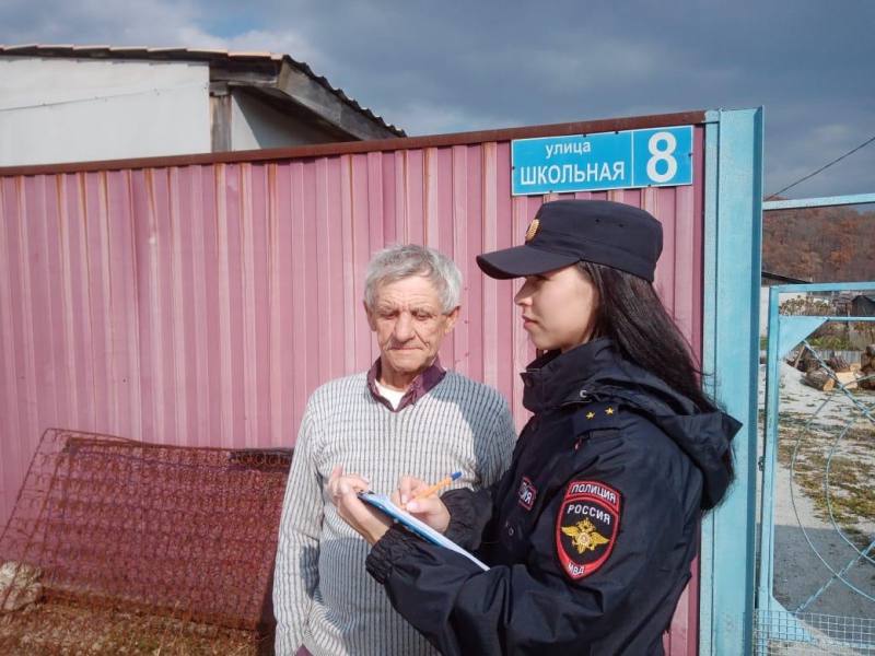 В Хасанском округе Приморья сотрудники полиции продолжают проводить с гражданами беседы по профилактике мошенничества  В Приморском крае в рамках реализации социального проекта «Забота» сотрудники  отдела МВД России «Хасанский» проводят профилактические рейды по предупреждению, выявлению и раскрытию преступлений, связанных с хищениями денежных средств граждан, совершаемыми с использованием информационно-коммуникационных технологий.  Так, в ходе мероприятия полицейские совместно с депутатом Думы Хасанского округа Андреем Грачевым проинформировали жителей села Андреевка об основных видах телефонных и интернет-мошенничеств, рассказали, как разоблачить злоумышленников в ходе телефонного разговора и как не попасться на их уловки в социальных сетях.  Общаясь с жителями села, сотрудники полиции призвали каждого быть осторожным при использовании банковских карт, не разглашать сведения о реквизитах и паролях, не доверять сообщениям о блокировке счетов, а также не осуществлять предоплату за товар по объявлениям, размещенным в сети Интернет.    Полиция Приморья