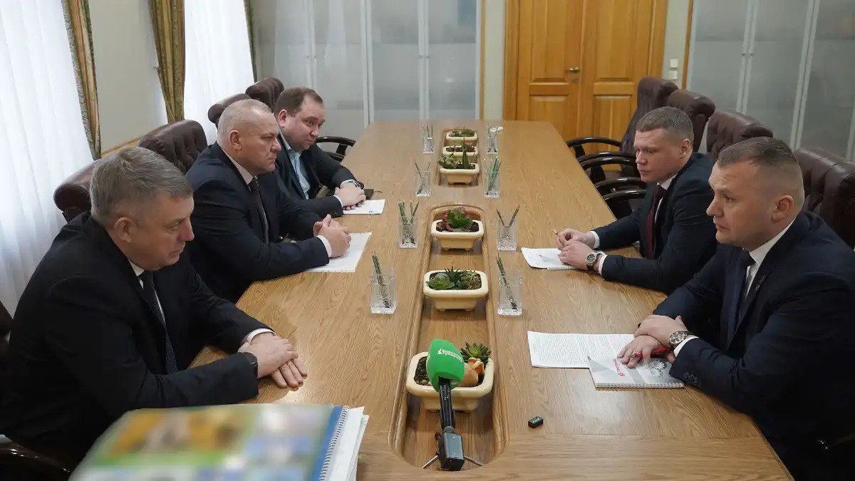 В Брянской области обсудили перспективы развития совместного российско белорусского предприятия 27 января состоялась рабочая встреча губернатора Брянской области Александра Богомаза с генеральным директором ОАО Гомсельмаш Виталием Шелегом и генеральным директором АО Брянсксельмаш Андреем Шилиным Подробности встречи