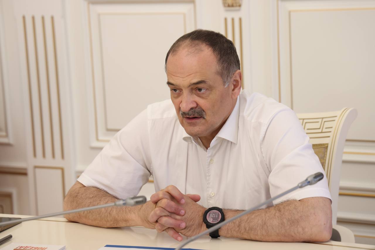 #губерговорит Глава Дагестана Сергей Меликов поручил проверить все частные центры экспертизы в регионе. Такое заявление он сделал на заседании по развитию агломераций. На совещании первый вице-премьер Манвел Мажонц заявил: некоторые застройщики представляют на рассмотрение проект, не имея при этом технических условий. Несмотря на это, частные организации выдают им положительные экспертные заключения, а это по закону недопустимо. Сергей Меликов согласился, что такая проблема существует и ее нужно решать. Он поручил минстрою и минюсту республику проверить работы частных организаций, выдающих лицензии. А при выявлении нарушений – передавать материалы силовикам. «Это жулики, которые берут деньги, выдают эту справку так же, как выдают справки об инвалидности», – отметил Меликов.