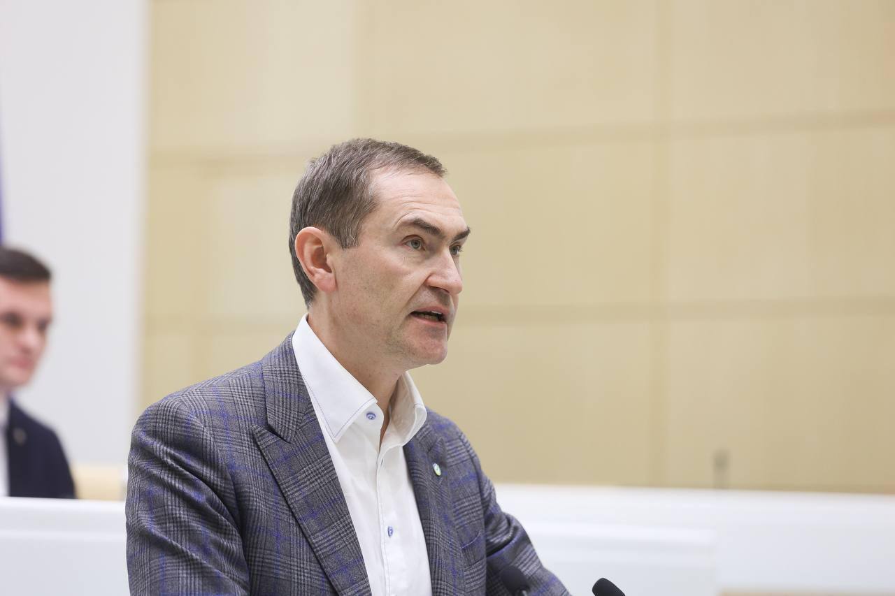 Генеративный ИИ вопрос национального суверенитета заявил первый зампред правления Сбербанка Александр Ведяхин на пленарном заседании палаты молодых законодателей при Совете Федерации По его словам суверенитет в сфере ИИ включает данные инфраструктуру ЦОДы GPU кластеры энергетика а также суверенитет смыслов решений и развития Мы помогаем и федеральным и региональным органам власти реализовать проекты с ИИ и здесь большую роль играет скорость Второй фактор успеха повсеместное применение национальных больших фундаментальных моделей в госуправлении сказал Ведяхин