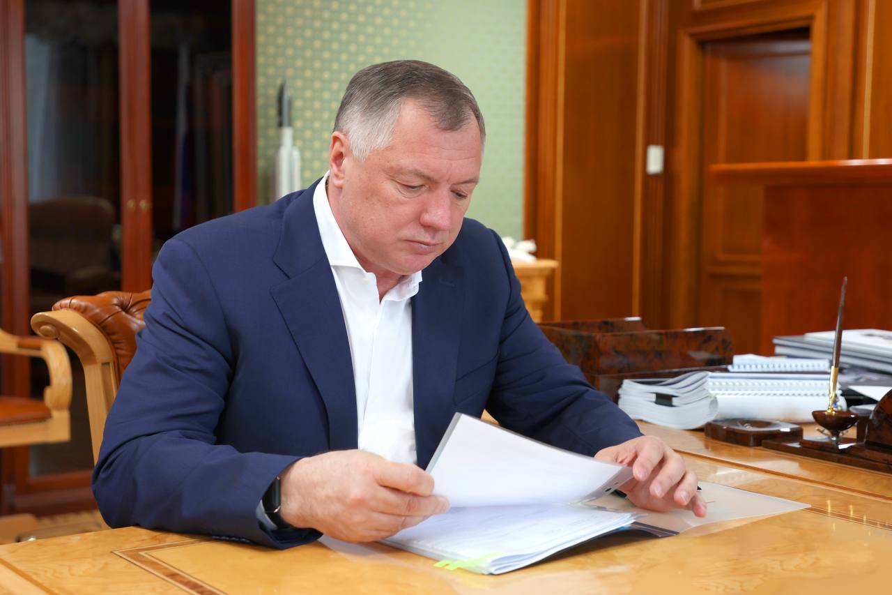 Провёл встречу с Губернатором Запорожской области Евгением Витальевичем Балицким Обсудили повышение надёжности работы энергетического комплекса региона, обновление ЖКХ и строительство современного жилья, социальных объектов, развитие транспортной инфраструктуры. В этом году федеральные заказчики и регионы-шефы планируют сдать в Запорожской области почти 300 объектов. Также среди новых объектов сейчас в работе – Многопрофильный педиатрический медицинский центр в Мелитополе, который возводится по поручению Президента. Отдельное внимание уделили вопросам поддержки государственных предприятий. В их числе и Бердянский морской порт. По его развитию Единый институт пространственного планирования в рамках разработки генерального плана города подготовил комплекс предложений, которые к 2030 году позволят увеличить мощность порта более чем на 40 %. Кроме того, затронули тему повышения туристической привлекательности региона с учётом имеющегося у него потенциала. Здесь важно содействовать созданию всей необходимой инфраструктуры, в том числе и дорожной. Так, к примеру, обновляем порядка 30 км трассы вдоль Азовского моря.