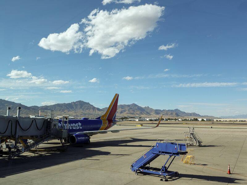 США закрыли воздушное пространство вокруг Эль Пасо Федеральное управление гражданской авиации США FAA приостановило на 10 дней все авиарейсы в международный аэропорт Эль Пасо в Техасе ссылаясь на особые соображения безопасности Это фактически изолировало крупный американский мегаполис от воздушного сообщения   Ограничение распространяется на воздушное пространство в радиусе 10 миль вокруг Эль Пасо и затрагивает соседний населённый пункт Санта Тереза штат Нью Мексико В заявлении аэропорта отмечается что ограничение было введено в кратчайшие сроки и администрация ожидает дополнительных разъяснений Эль Пасо с населением почти 700 000 человек является шестым по величине городом в Техасе и одним из 25 крупнейших в Соединенных Штатах Это центр трансграничной торговли наряду с соседним Сьюдад Хуаресом в Мексике Закрытие воздушного пространства над американским городом по соображениям безопасности не происходило со времен теракта 11 сентября Будьте в курсе последних новостей с TRT на русском