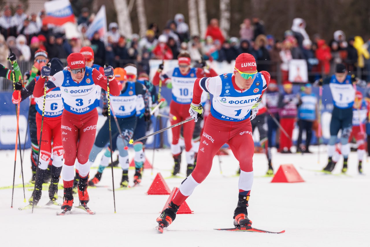 FIS рассмотрит допуск россиян на Олимпиаду Каковы шансы поехать на Игры На заседании 21 октября совет Международной федерации лыжного спорта и сноуборда FIS рассмотрит вопрос о допуске российских спортсменов к международным соревнованиям и зимним Олимпийским играм 2026 года Несмотря на неоднократные заявления президента FIS Йохана Элиаша о необходимости допуска российских и белорусских спортсменов федерация с 2022 года отказывается разрешить им участвовать даже в нейтральном статусе Ольга Завьялова двукратная чемпионка мира по лыжным гонкам Если учитывать обстановку в мире я думаю что дай бог если разрешат какому то ограниченному количеству спортсменов выступить Всю команду мне кажется не допустят Думаю они там все будут учитывать В целом ожидаю положительное решение Sergey Elagin Business Online Global Look Press Подписаться на РБК Спорт