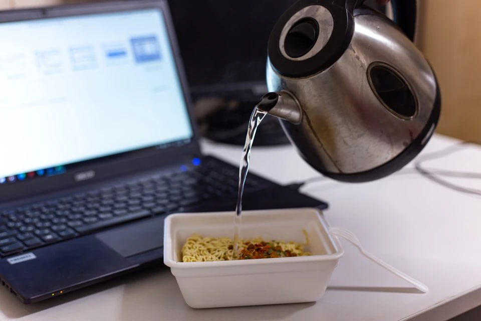 В Челябинске курьер маркетплейса подменил содержимое 38 посылок В Челябинске полицейские задержали курьера маркетплейса 30 летнего мужчину подозревают в мошенничестве Возбудили уголовное дело По версии следствия челябинец создал несколько подставных аккаунтов и заказывал через них товары с доставкой на дом Получив покупки курьер вытаскивал их из коробок и пакетов клал внутрь похожие по весу ненужные вещи и оформлял возврат Хитрец рассчитывал что при проверке на складе другой сотрудник маркетплейса не заменит подмены С августа 2025 года челябинцу удалось провернуть аферу 38 раз Злоумышленник похитил электронную бытовую и компьютерную технику на общую сумму более 3 млн рублей рассказали в УМВД Челябинска Все покупки нашли дома у курьера Полицейские их изъяли и вернули маркетплейсу   Подписаться на chelkp Мы в MAX