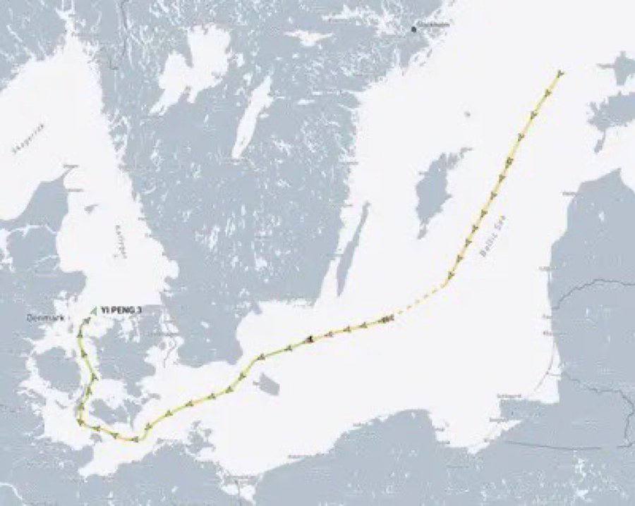 Пока суть да дело, шведская полиция в Балтийском море взяла на абордаж китайский контейнеровоз.  Экипаж судна подозревается в уничтожении двух подводных телекоммуникационных кабелей, соединяющих Финляндию с Германией и Швецию с Литвой.  Инцидент произошел две недели назад, после чего Yi Peng 3 был задержан датскими ВМС при попытке покинуть Балтийское море.  А теперь захвачен шведскими силовиками. Сработали  на пару.