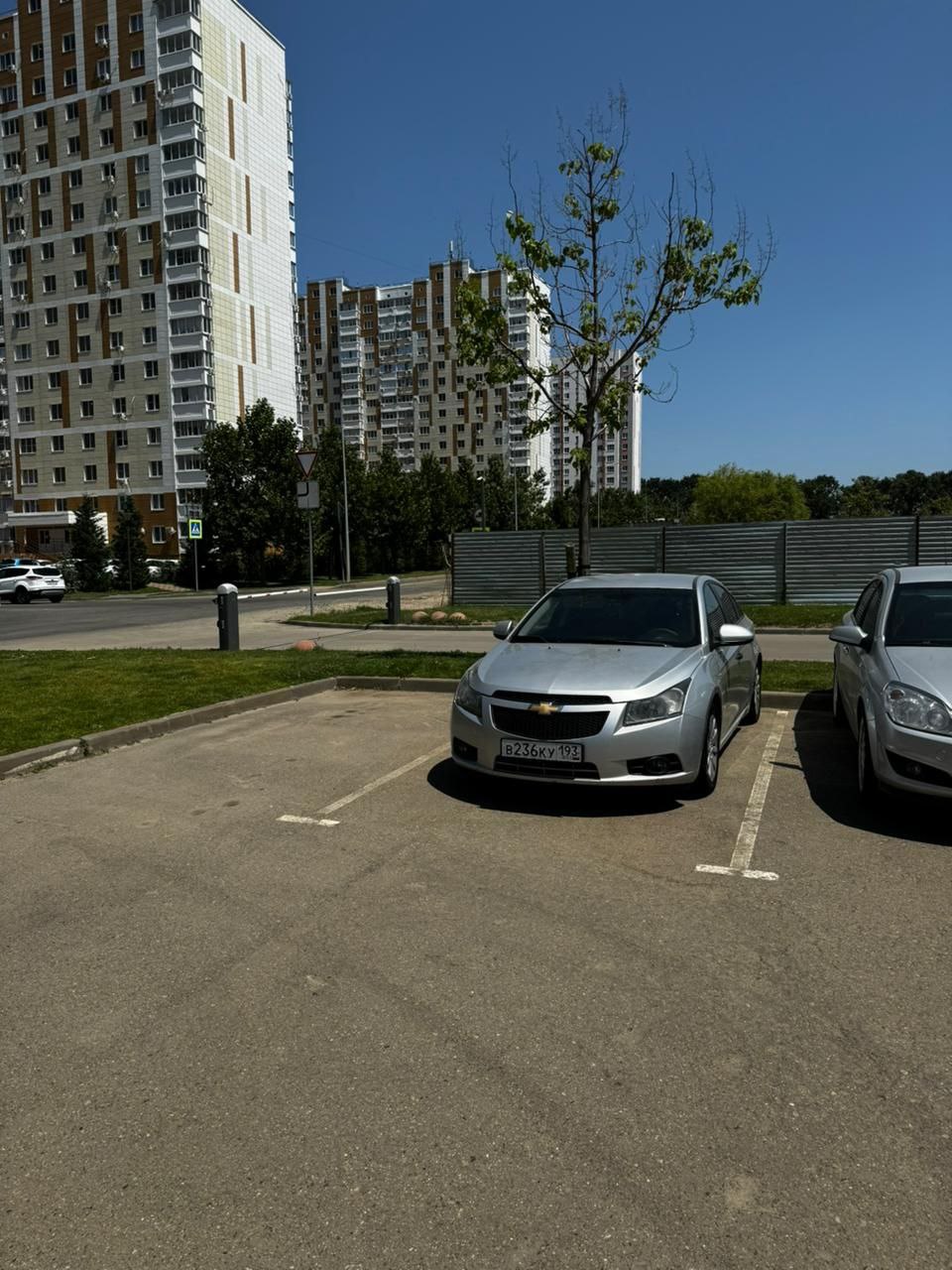 Администрация Прикубанского округа помогла парку «Краснодар» в устранении брошенного транспорта, оставленного хозяевами на парковке За помощью обратилось руководство парка. Две иномарки с побитым «лицом» достаточно долго оставались предоставлены сами себе. Тогда специалисты администрации на автомобилях оставили уведомления о необходимости их переезда на специализированную стоянку или приведения их внешнего вида в соответствие с Правилами благоустройства города Краснодар. Спустя несколько дней собственник транспортных средств объявился и переместил авто. В отделе общественной безопасности и административной практики действует телефон "горячей линии" +7 900 263-04-16, по которому вы можете сообщить информацию о брошенном и бесхозяйном транспортном средстве.