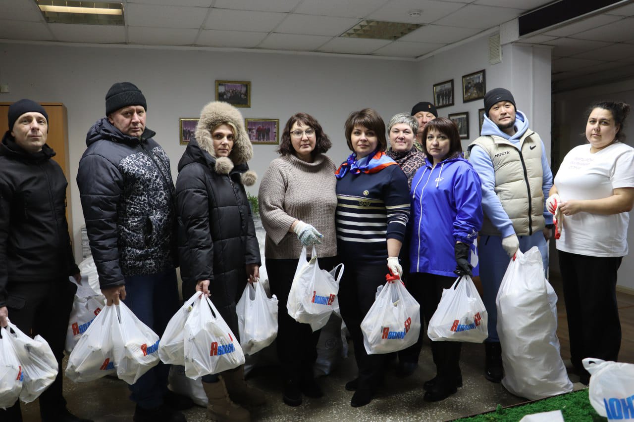 В двух районах Сахалинской области при поддержке партии «Единая Россия» состоялась акция «Рыбный дар», в рамках программы «Доступная рыба»  Смирныховское отделение Партии «Единая Россия» организовало благотворительную акцию, направленную на поддержку отдельных категорий граждан Смирныховского района. В рамках мероприятия  участникам трудового фронта, труженикам тыла, инвалидам первой группы и людям, находящимся в сложной жизненной ситуации передано более одной тонны свежей наваги.  Основная цель таких мероприятий — оказать необходимую помощь и заботу гражданам,  а также выразить глубокую признательность тем, кто внес значительный вклад в развитие страны.  Ногликский депутат от партии «Единая Россия» Михаил Бабчук, а также индивидуальные предприниматели Игорь Валентинович Хрянин и Ирина Андреевна Тихонова поддержали акцию «Рыбный дар». Так, благодаря их инициативе пожилые граждане Ногликского района получили возможность насладиться свежей рыбой сахалинских рыбаков на безвозмездной основе.  —  «Для нас самое важное — видеть улыбки и слышать слова благодарности от тех, кому мы помогаем, — отмечают представители отделений партии. — Мы будем продолжать нашу работу, делая все возможное, чтобы каждый ветеран чувствовал себя уважаемым и ценимым членом общества».  — «Мероприятия, реализуемые в рамках программы «Доступная рыба», вносят значимый вклад в укрепление социальной сплоченности и культуры взаимопомощи среди населения региона. Планируется, что в течение года аналогичные акции будут реализованы и в других муниципальных образованиях Сахалинской области», — сообщил министр по рыболовству Сахалинской области Иван Радченко.