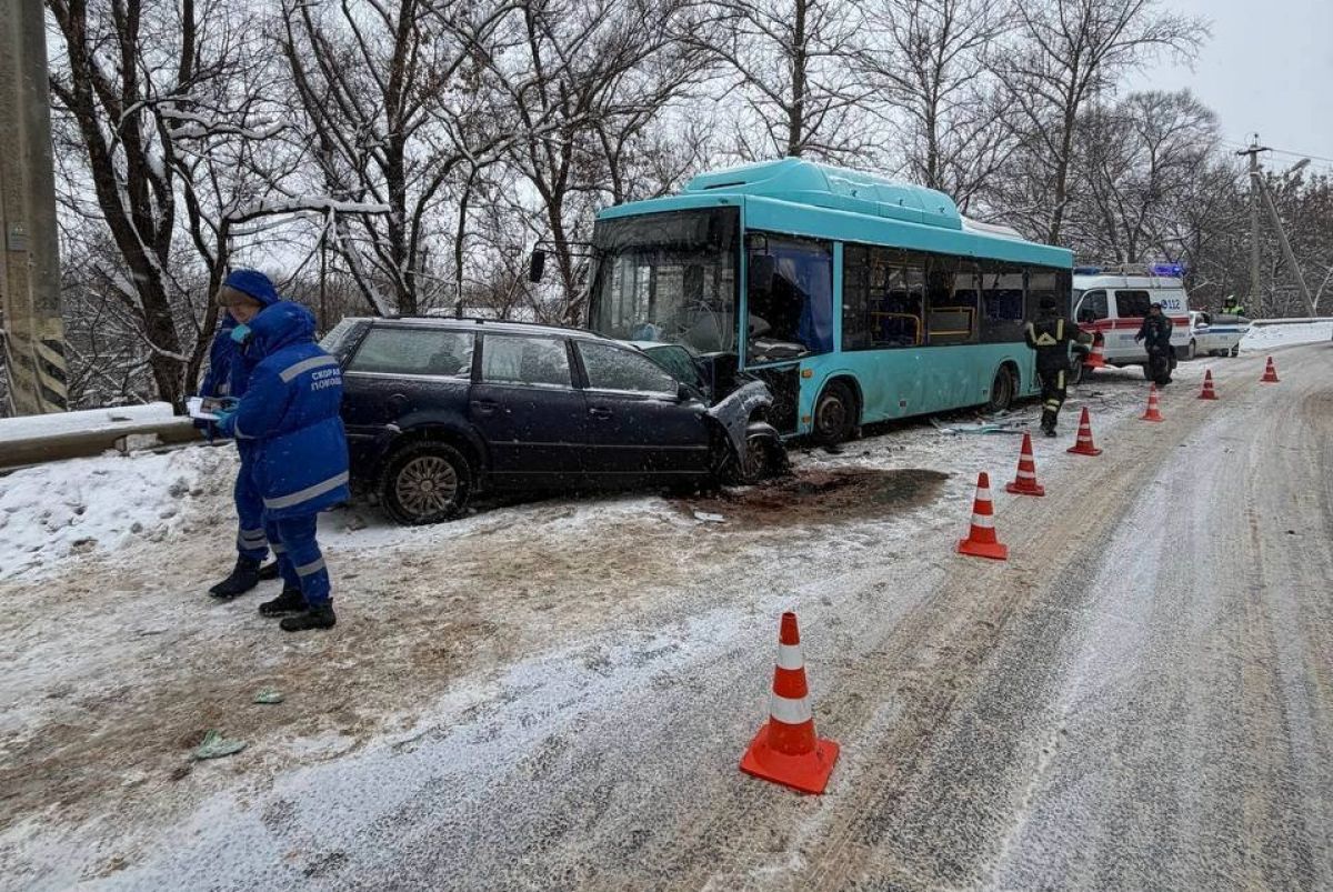 Водитель Volkswagen погиб при столкновении с автобусом в Обнинске kaluganews ru fn 1780729 html Трагическое ДТП произошло сегодня 2 января в Обнинске унеся жизнь одного человека По информации пресс службы УМВД по Калужской области авария случилась в районе дома номер 18 по улице Дачной Прислать новость Подписаться