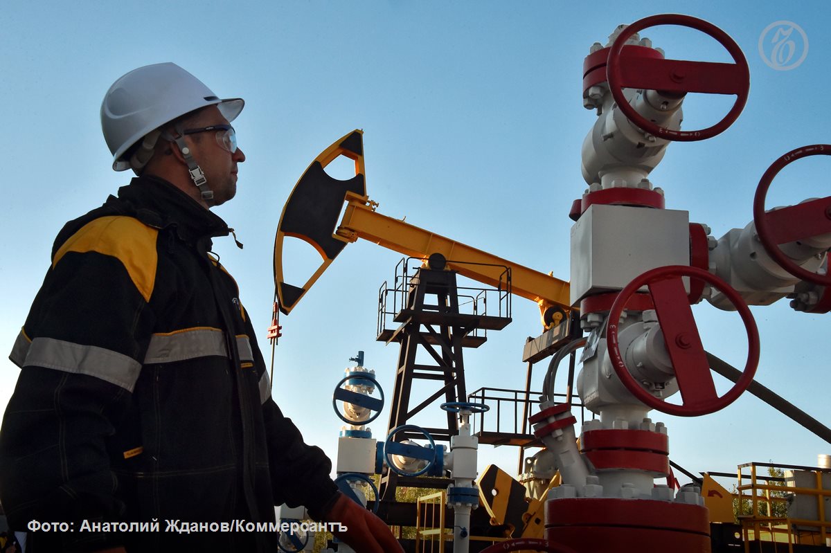 Упавшая в цене нефть и укрепившийся рубль заставили правительство на 4,5% сократить прогнозируемые доходы федерального бюджета 2025 года и более чем втрое поднять ожидаемый размер его дефицита — с 0,5% до 1,7% ВВП. Все снижение доходов приходится на налоговые поступления от добычи и продажи нефти и газа — минус 2,6 трлн руб. к прежнему плану. Нефтегазовые доходы компенсируют это сокращение лишь отчасти, увеличившись, согласно обновленному плану, на 0,8 трлн руб.   Несмотря на сокращение ожидаемых поступлений и рост дефицита, Минфин заверил, что приоритеты бюджета-2025 не меняются и все его обязательства будут исполнены.    Подписывайтесь на «Ъ» Оставляйте «бусты»