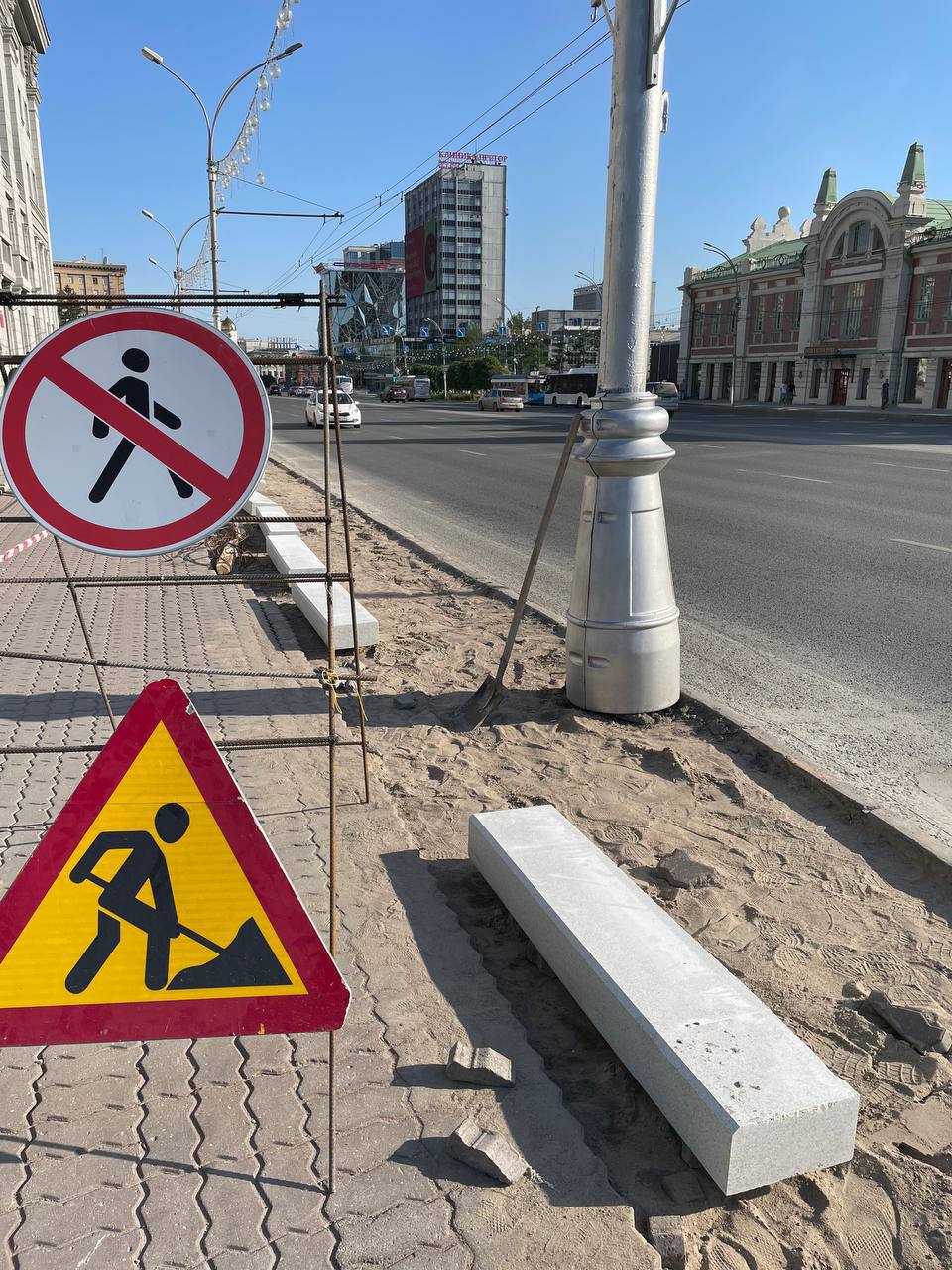 Начались работы по демонтажу плитки вдоль Красного проспекта и улицы Орджоникидзе. Работы ведутся на средства, выделенные из регионального бюджета для приведения в порядок тротуаров в центре Новосибирска, где особенно высокий трафик пешеходов. Крупноформатная плитка из высокопрочного бетона с добавлением натуральной мраморной крошки будет уложена на участках вдоль Красного проспекта до пересечения с улицей Романова и в две стороны от площади Ленина по улице Орджоникидзе — до улиц Мичурина и Советской. Еще на нескольких участках в центральной части города проведем ремонт покрытий. Всего в этом году отремонтируем более 100 тротуаров в разных районах города. Для этого предусмотрено финансирование в размере более 320 миллионов рублей.