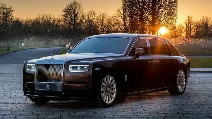 На Украине разразился скандал с покупкой 13 Rolls-Royce на фоне полномасштабного конфликта.  Издание «Украинская правда» провело расследование, в результате которого выяснилось, что 13 жителей страны приобрели новые автомобили Rolls-Royce Spectre стоимостью более €600 тысяч каждый.  Среди покупателей — народный депутат Вацак, который приобрел сразу два таких автомобиля. Также в списке покупателей оказался и нардеп Хомутынник — с начала конфликта он так и не вернулся на Украину.  Кроме того, в числе владельцев роскошных машин — предприниматель Елена Силенко из Черкасс, чей зарегистрированный доход в 2024 году составил $47 тыс., а также Николай Ковальчук, который вообще не имеет официальных источников заработка.