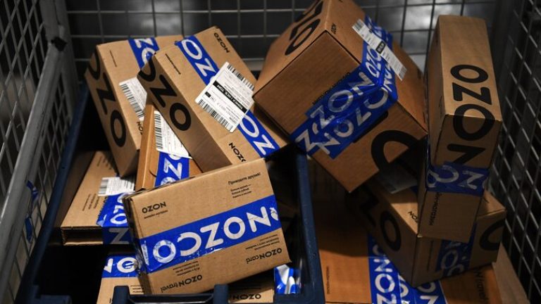 OZON массово распродаёт товары со скидкой 95%, если они лежат на складе без движения более 60 дней. Продавцам поставили ультиматум, либо товары будут проданы с бешеной скидкой, либо они будут утилизированы. Подобные товары со скидкой до 95% часто находят и постят в Телеграм канале Халявщики. Последние подобные скидки: • Кроссовки Nike за 90₽ • Велосипед Merida за 1200₽ • Наушники Apple AirPods за 990₽ оригинал