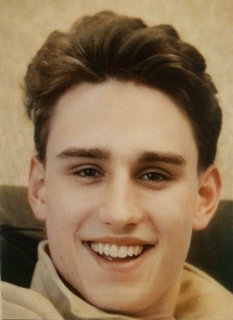 В Курске расследуют исчезновение подростка из Белгородской области В Курске возбуждено уголовное дело по факту безвестного исчезновения несовершеннолетнего жителя Белгородской области 2008 года рождения По данным следствия 7 января подросток находился в Белгороде и выехал поездом по маршруту Белгород Санкт Петербург Однако в тот же день он вышел из поезда на станции Курск пересёк привокзальную площадь и направился в неизвестном направлении С этого момента его местонахождение не установлено Любую информацию о его возможном местонахождении просят сообщать в следственное управление СК России по Курской области по телефону 8 910 740 15 97 Приметы пропавшего рост около 189 сантиметров телосложение нормальное волосы русые глаза серые В день исчезновения он был одет в чёрную куртку чёрные джинсы и чёрные ботинки при себе имел рюкзак чёрного цвета Курская Telega Прислать новость