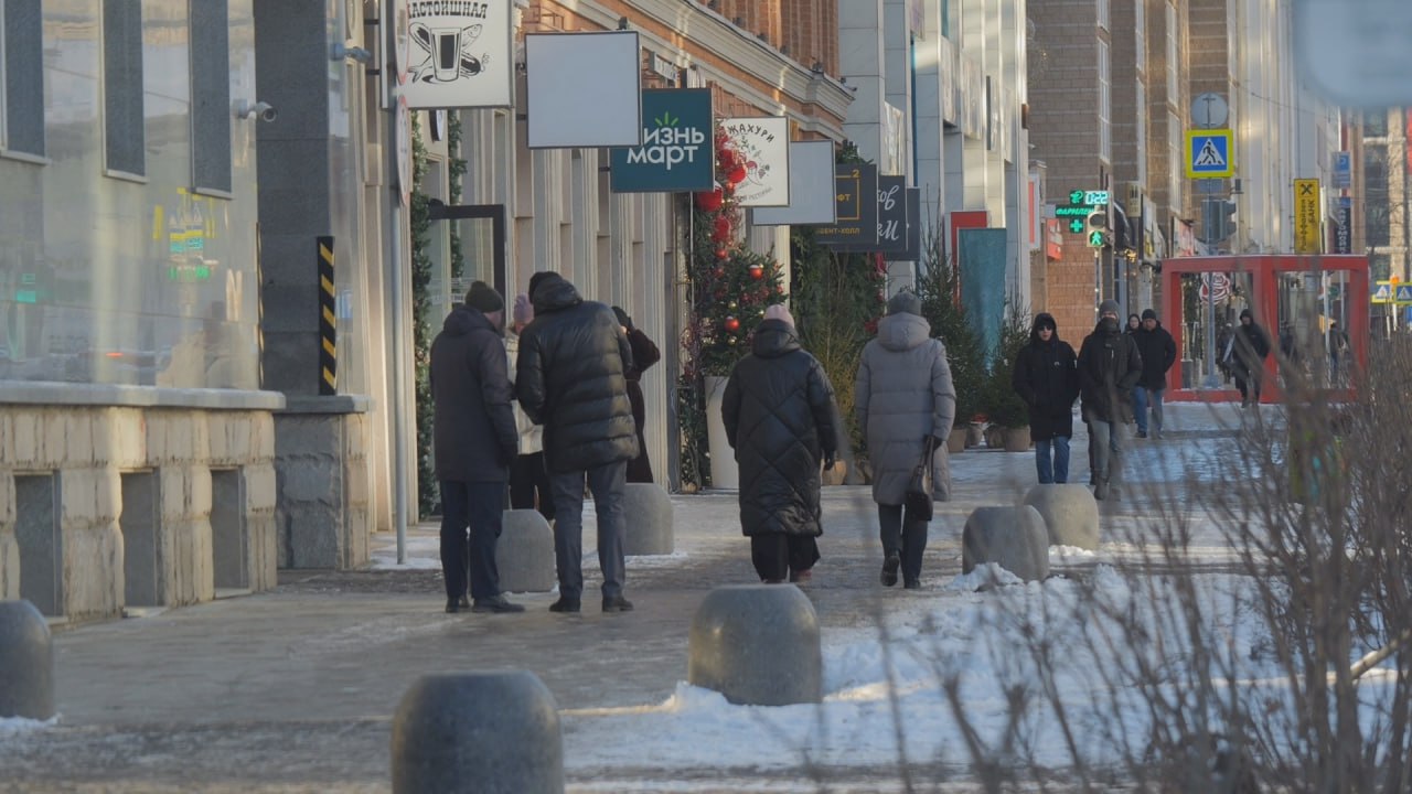 С 1 марта нельзя будет использовать иностранный язык на вывесках Новые требования касаются застройщиков и предпринимателей Как сообщил председатель Госсобрания республики Константин Толкачев ограничения не повлияют на фирменные наименования на иностранных языках а также на товарные знаки и знаки обслуживания Что касается объектов строительства введенных в эксплуатацию до принятия закона их названия останутся без изменений Вся предназначенная для потребителей информация вывески указатели информационные таблички в магазинах и местах обслуживания должна быть выполнена на русском языке Республики вправе использовать государственные языки республик и национальные языки сказал Константин Толкачев utv ru Телеграм замедляют Подпишись на нас в MAX