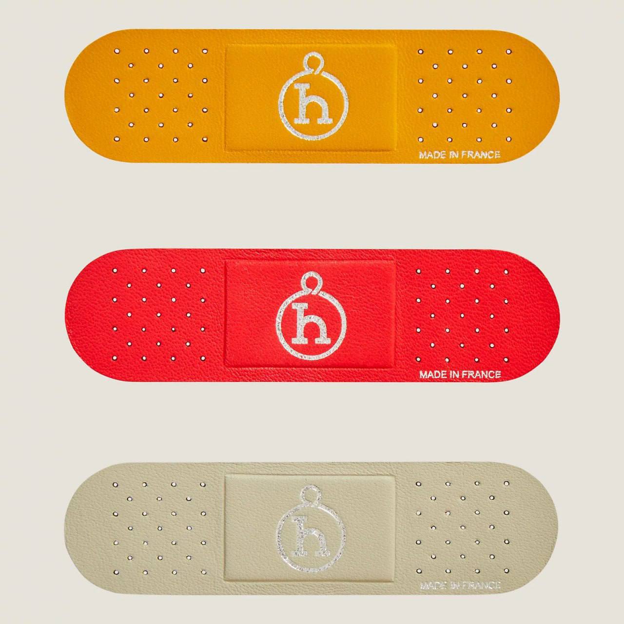 Hermes запустил продажу кожаных пластырей за 15 000 Люксовый бренд предлагает клеить их на кеды отвёртку скреплять ими провода или заклеивать камеру ноутбука Комплект из трёх пластырей стоит 200