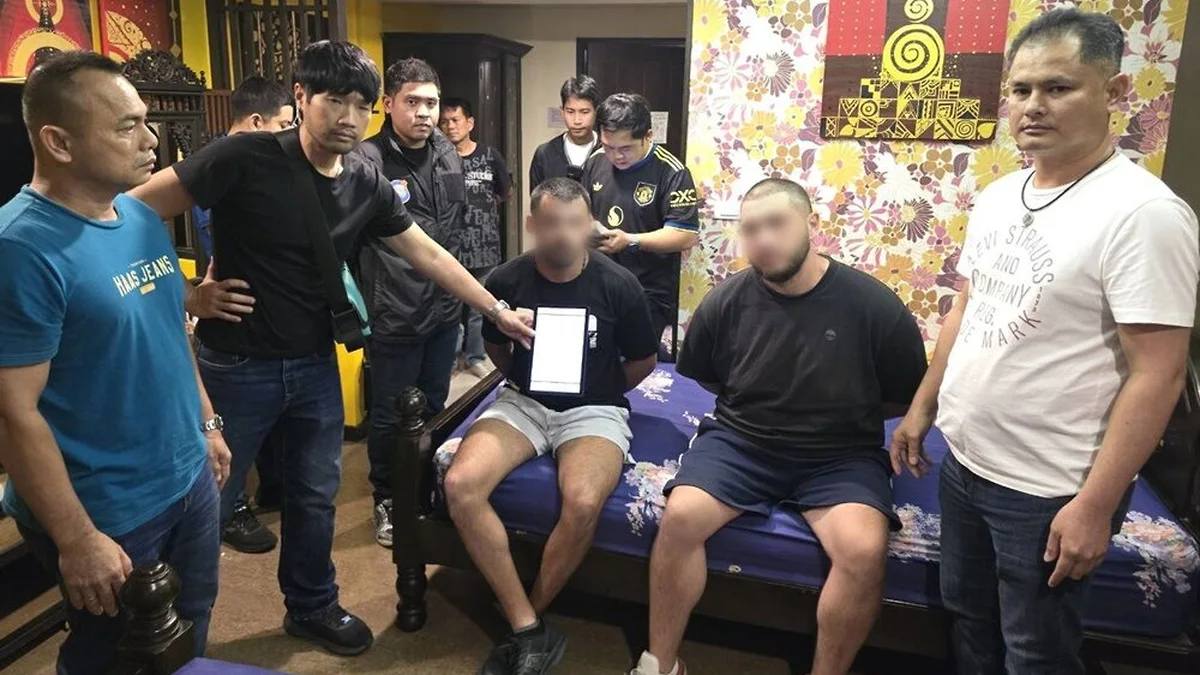 В Таиланде задержали двух россиян подозреваемых в убийстве 30 летнего петербуржца Михаила Емельянова сообщает Matichon Волонтеры участвовавшие в его поисках сообщают что убитый владел каннабис шопом Фигурантам Ярославу Демидову и Дмитрию Масдалеву вменяют убийство сокрытие тела и вымогательство Полиции удалось выйти на их след благодаря записям с камер наблюдения недалеко от места захоронения По данным следствия подозреваемые могли быть связаны с долгом убитого в размере более 120 тыс Расчлененное тело Михаила Емельянова нашли сегодня у водоема в тайской провинции Чонбури Фрагменты были закопаны в пяти точках недалеко друг от друга Часть останков была упакована в черные пакеты часть завернута в одежду Вещи совпадали с теми в которых мужчина был в день исчезновения Matichon Подписывайтесь на Ъ в Telegram в MAX Оставляйте бусты