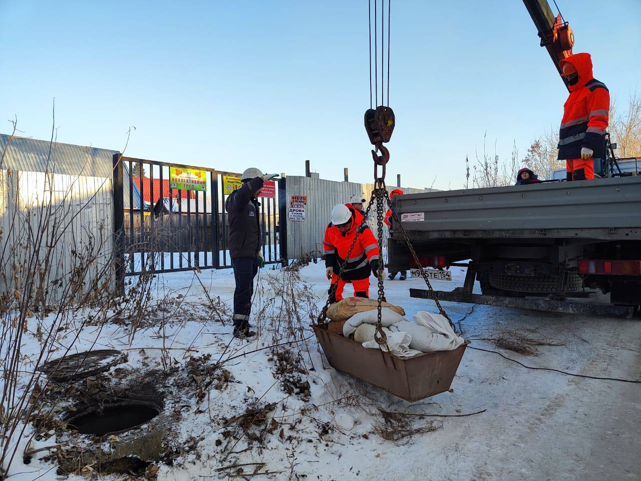 В Новосибирской области перекрыли незаконные выпуски сточных вод в реку Тула  В Новосибирской области перекрыли две трубы, сливающие сточные воды в реку Тула без разрешительной документации. А до конца года будет перекрыто еще три незаконных выпуска.   Как отметила заместитель начальника управления контрольно-надзорной деятельностью минприроды региона Светлана Гаранина, любые сливы сточных вод в водные объекты запрещены законодательно, если на них не получено отдельное разрешение. Река Тула стала пилотным проектом по тампонажу незаконных выпусков в связи с наибольшим количеством жалоб. После отработки перекрытия труб, практика распространится и на другие реки.  В минприроды подчеркивают, что будет продолжена и работа по привлечению к ответственности лиц, допускающих нарушение требований законодательства в области охраны водных объектов. В таких нарушениях специалисты подозревают как производственные предприятия и управляющие компании, так и владельцев индивидуальных жилых домов. Как показывает практика других регионов, после тампонирования нарушители сами объявляются и пытаются получить разрешения, ведь вся жидкость, которая стекала в реку, начинает течь обратно в помещение.