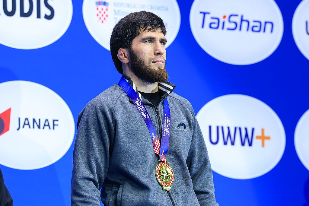 Заур Угуев номинирован на звание лучшего борца года вольным стилем по версии Объединенного мира борьбы UWW В 2025 м он одержал победу на чемпионате мира в Загребе и чемпионате Европы в Братиславе в весе до 61 кг Заур стал трёхкратным чемпионом мира и впервые взял золото ЧЕ Также на его счету золото Олимпийских игр в Токио news matchtv Kadir Caliskan Getty Images