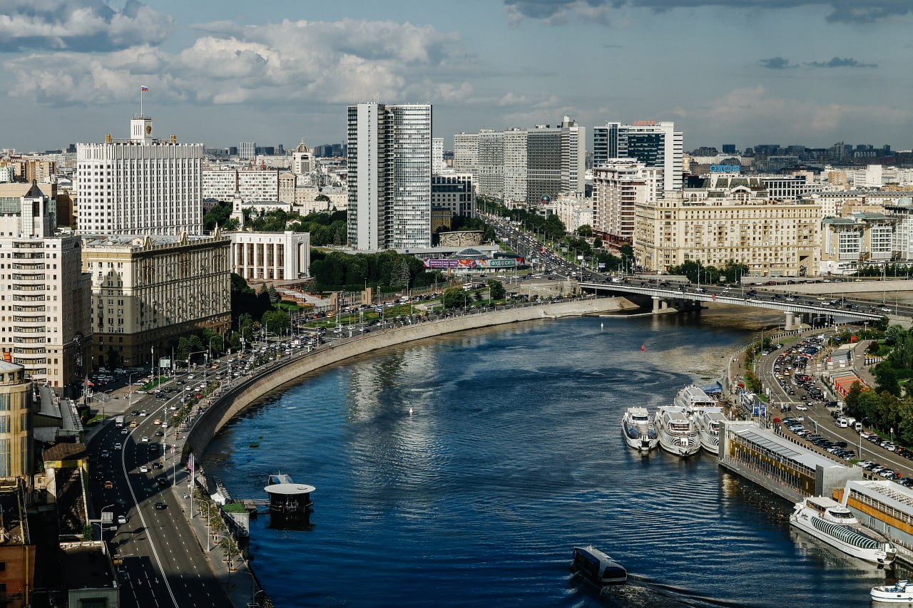 На севере Москвы построят новый речной порт    В районе Левобережный будет построен новый речной порт, который займет 9,76 гектара.    Речная транспортная инфраструктура расположится на земельном участке № 77Б/1 на Ленинградском шоссе.     Площадь портовых сооружений составит 15 тыс. кв. м, включая станцию с отстойно-разворотной площадкой для пассажирского транспорта площадью 500 м².  «Новый речной порт станет важным элементом столичной транспортной системы, расширив возможности перевозок по воде», — уточняется в сообщении Москомархитектуры.  #город  Фото: Андрей Любимов / РБК   Читать РБК Недвижимость в Telegram