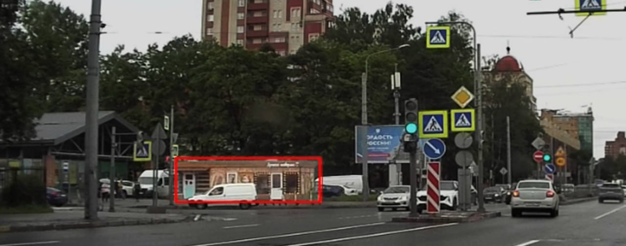 Нейросети ищут ларьки в Петербурге — специально укомплектованные автомобили колесят по 186 маршрутам в пределах города.  Компьютеры сканируют город и находят все незаконные постройки. Их владельцу начисляют штраф в 50 тысяч рублей.    Первый Питерский