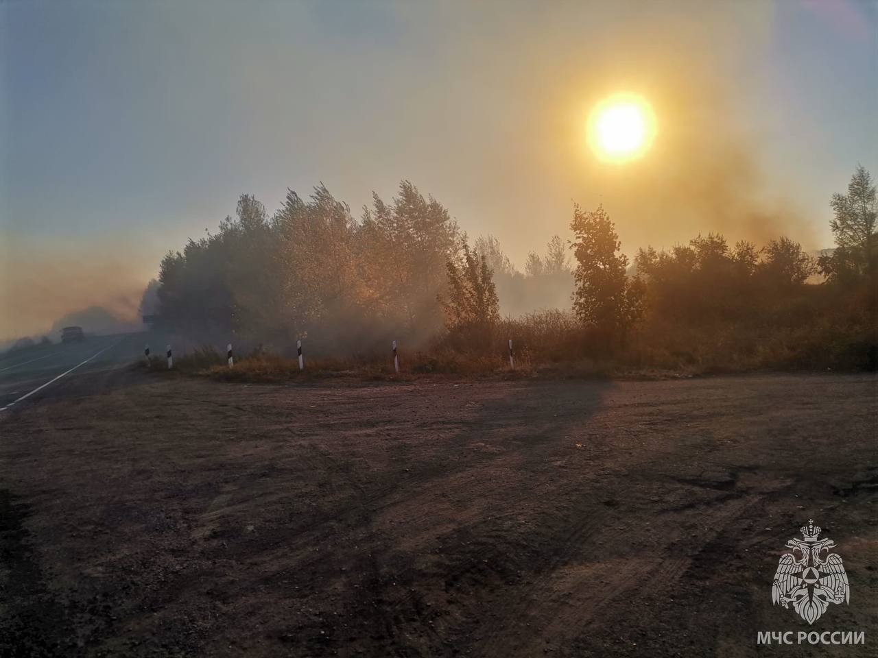 В Новоорском районе ввели режим повышенной готовности из за крупного пожара Около Новоорска полыхает сухая растительность вблизи посёлка Новоорск Тушение пожара осложняет сухая погода и порывистый ветер Ликвидируют возгорание 31 человек с привлечением 14 единиц техники включая пожарный поезд В МЧС региона отмечают что воду к месту ЧП подвозят бесперебойно Фото МЧС Оренбуржья