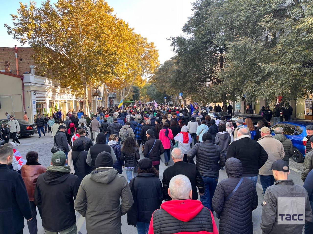 Оппозиция в Грузии проводит шествие по центральным улицам Тбилиси в знак протеста против результатов парламентских выборов, сообщает корреспондент ТАСС. В толпе опять замечены украинские флаги.   Видео и фото: Михаил Егиков/ТАСС