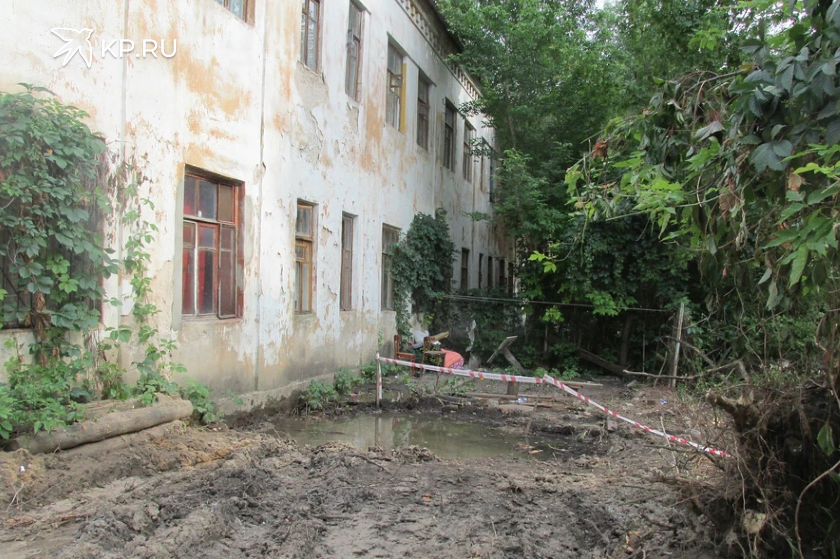 В Воронеже суд отложил вопрос комплексного развития квартала мойщиков Арбитражный суд Воронежской области не стал рассматривать по существу делу о комплексном развитии территории квартала мойщиков сообщает интернет газета Новости Воронежа Напомним квартал в районе улицы Транспортной и 45 ой Стрелковой дивизии признан аварийным и подлежит расселению На заседание суда пришли представители администрации города управления строительной политики и застройщик ООО СЗ Выбор Юг выигравший аукцион на право реализации проекта Представитель ООО СЗ ГрадСтрой который оспаривает итоги торгов не явился Судебный спор связан с недопуском ГрадСтроя к аукциону По данным мэрии компания не подтвердила требуемый опыт строительства вместо необходимого порога в 50 процентов представила 39 2 процента Реализация проекта КРТ оценивается примерно в 25 млрд рублей Из них около 6 млрд предполагается направить на расселение аварийного жилья