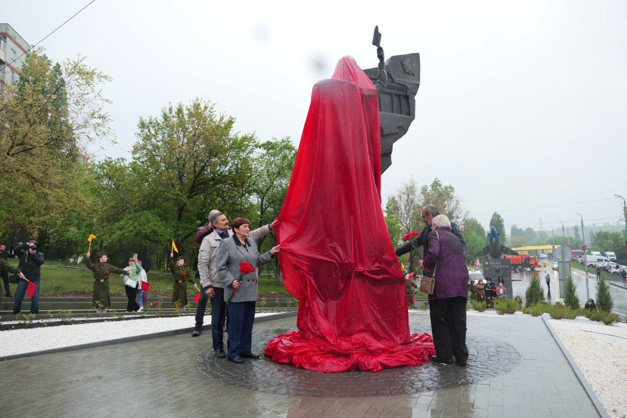 В Саратове установили памятник Бранденбургской Мадонне Сегодня, в канун 80-й годовщины Победы в Великой Отечественной войне в Саратове состоялось торжественное открытие памятника Марии Филипповне Лиманской - человеку, который стал символом этой Победы для всего мира. Это значимое событие не только для нашего региона, но и для всей страны. На церемонии присутствовали дочери знаменитой регулировщицы Нина Григорьевна и Раиса Васильевна. Губернатор Роман Бусаргин поделился воспоминаниями об участнице Великой Отечественной войны: «Мне посчастливилось лично познакомиться с Марией Филипповной Лиманской. Для меня это большая честь и ценность. Удивительный человек с непростой, но яркой судьбой. Ее история - пример того наследия, которое мы обязаны бережно хранить. О своем боевом пути Мария Филипповна всегда рассказывала с воодушевлением». Памятник регулировщице Победы будет служить важным напоминанием о подвиге нашего народа. #80летПобеды
