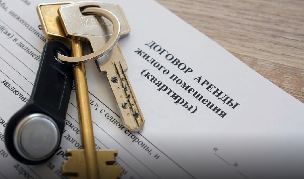 Банки стали ужесточать правила сдачи ипотечного жилья в аренду выяснили Известия Чаще всего это можно делать только с согласия кредитора а в ряде случаев и вовсе запрещено до полного погашения займа Порой без одобрения в квартире нельзя размещать даже родственников а использование маткапитала становится отдельным ограничением Кроме того в договорах всё чаще появляется право банка проверять залоговые квартиры без указания сроков и периодичности визитов Юристы считают такие формулировки избыточными и указывают на риск злоупотреблений На фоне роста просрочек эти условия могут использоваться как инструмент давления на заемщиков jkinvest news jkinvest