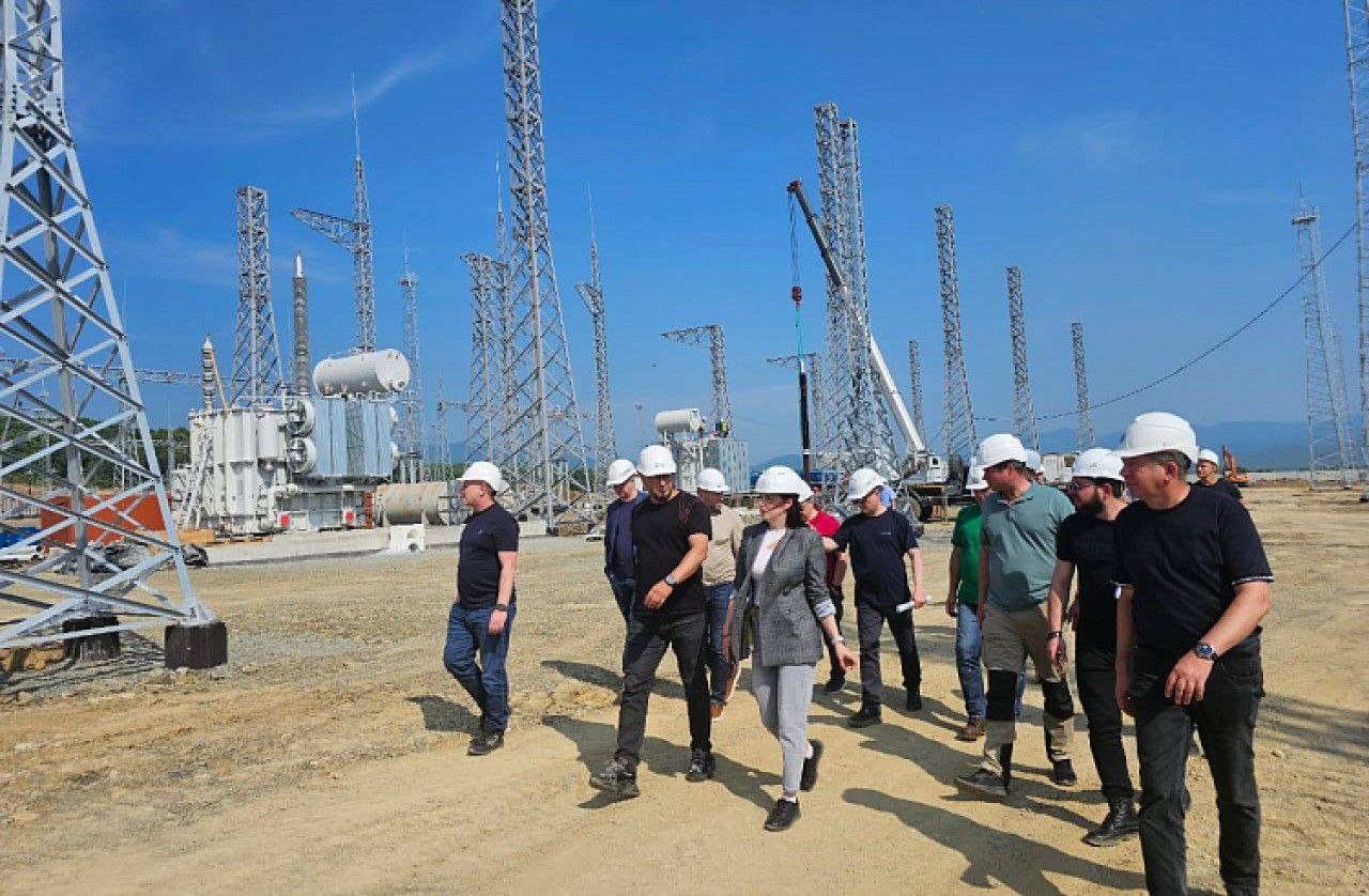 В Приморье строят крупнейшую на Дальнем Востоке подстанцию В селе Новонежино Шкотовского округа Приморского края активно строится подстанция «Варяг» мощностью 500 кВ, которая станет крупнейшей в ДФО. Завершить работы планируют к декабрю 2025 года. Подстанция займёт более 200 тысяч квадратных метров, а общая протяженность линий электропередачи составит 475 километров. Она повысит надежность электроснабжения и позволит подключать новые промышленные объекты, включая Находкинский завод минеральных удобрений и портовые комплексы. Ранее также была определена площадка для строительства Приморской АЭС с двумя энергоблоками мощностью 2 ГВт, запуск которой намечен на 2035 год.