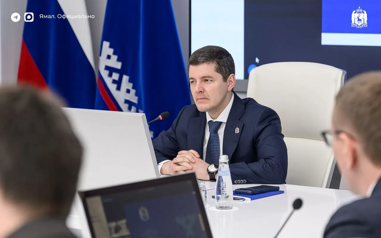 В правительстве обсудили внедрение ИИ на Ямале Первое заседание межведомственного совета по искусственному интеллекту провёл Дмитрий Артюхов Коллегиальные органы создаются в регионах по поручению Президента Задачи по внедрению искусственного интеллекта поставлены главой государства Создана правительственная комиссия разрабатывается федеральное законодательство Внедрением технологии занимаемся последние несколько лет у нас уже есть хорошие примеры систем которые облегчают ежедневную рутину помогают оптимизировать процессы Это самые разные решения в сферах госуправления безопасности медицины образования Уверен что со временем таких решений будет больше а их эффективность и точность будет возрастать отметил губернатор Ямал занимает шестое место во всероссийском рейтинге внедрения ИИ В округе используется 19 решений от анализа медкарт пациентов до контроля за школьным питанием Дарим подарки в MAX