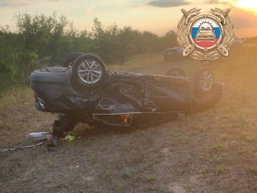 Два человека пострадали в массовом ДТП с самосвалом в Энгельсском районе В Энгельсском районе вчера, 2 августа, произошло массовое ДТП, в котором пострадали два человека. Об этом сегодня рассказали в отделении пропаганды УГИБДД по Саратовской области. По информации Госавтоинспекции, в 18.50 на дороге у села Безымянное столкнулись Lada Kalina, которой управлял 23-летний водитель, Skoda Rapid с 36-летним мужчиной за рулем, Mercedes-Benz, управляемый 63-летним мужчиной, и грузовик Shacman, за рулем которого находился 20-летний водитель. В результате аварии пострадали водитель «Калины» и пассажирка «Шкоды» — 35-летняя женщина, их госпитализировали. Обстоятельства и причины ДТП устанавливаются, отметили в ГИБДД. Заходите на наш сайт, это очень помогает редакции: