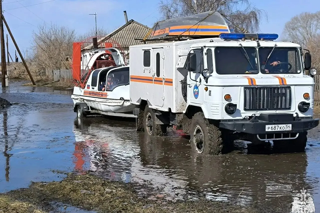 Под Новосибирском начал снижаться уровень воды в реке Карасук Сводный отряд спасателей оказывает помощь жителям Кочковского и Краснозёрского районов откачивает воду с приусадебных участков ликвидирует ледовые заторы перемещает имущество и продукты в безопасные места За сутки воду откачали с 47 участков а с помощью аэробота разрушили два ледовых поля НОВОСИБИРСК СЕГОДНЯ Новосибирск
