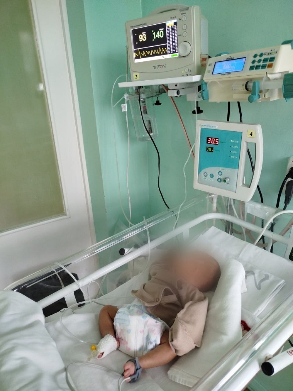 О настоящем подвиге наших медиков рассказали в региональном Минздраве Малыш Владимир родился с весом 850 граммов на 14 недель раньше срока Он пережил тяжёлые операции при язвенно некротическом энтероколите и сепсисе лечение открытого артериального протока и сложную реконструкцию кишечника После длительной реабилитации и помощи врачей из Липецка Пензы и Москвы мальчик вернулся домой с весом 3320 граммов и встретил первый Новый год с родителями