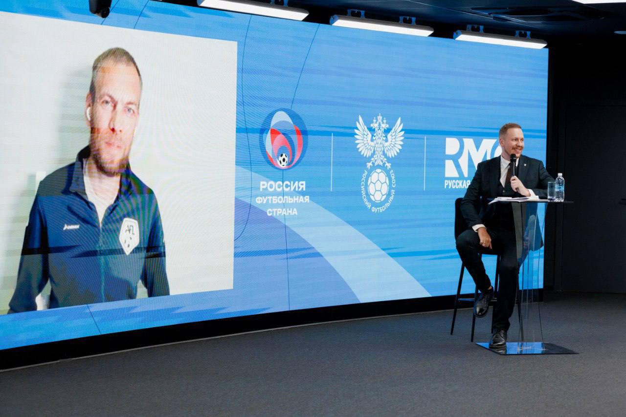 В Москве прошел финальный этап конкурса «Россия — футбольная страна», организованного Российским футбольным союзом и «Русской Медиагруппой». Этот конкурс стал отличной платформой для поиска и поддержки лучших инициатив по развитию массового футбола в регионах нашей страны. Экспертное жюри, в составе которого такие легенды футбола и известные личности, выбрало лучших в десяти номинациях. Среди них «Лучший массовый проект в футболе», «Лучший любительский футбольный клуб», а также проекты для женщин и детей. Юрий Киселев отметил, что был впечатлён разнообразием идей и вовлечённостью людей в развитие футбольной культуры. География победителей охватывает множество регионов: от Приморского края до Якутии, от Москвы до Санкт-Петербурга. Всего в конкурсе приняли участие 572 проекта, что подтверждает, что Россия действительно футбольная страна! Победителей ждут денежные призы и приглашения на участие в Кубке РФС. «Русская Медиагруппа» продолжает поддерживать развитие футбольной культуры, вдохновляя аудиторию на занятия спортом и гордость за национальные команды.