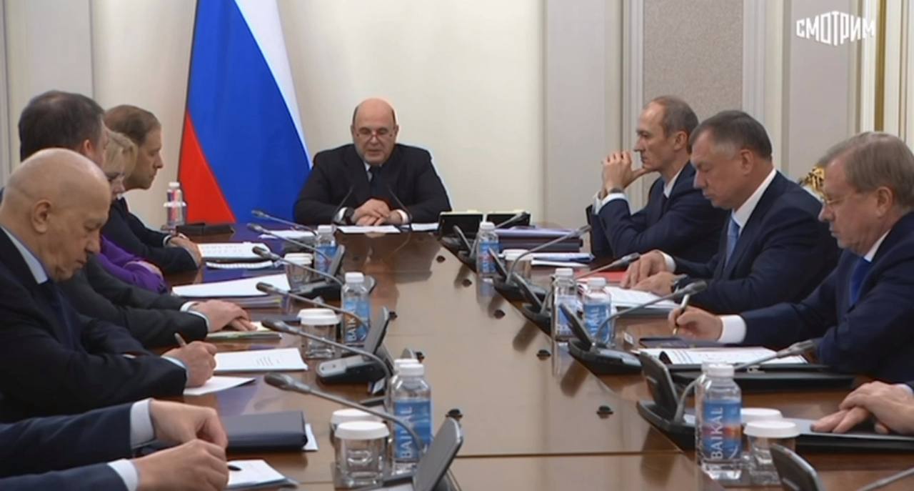 Мишустин провел совещание с вице премьерами Главное По отношению к производителям высокотехнологичного отечественного оборудования применяется специальный механизм позволяющий компаниям учитывать расходы на ее закупки с повышенным коэффициентом это помогает экономить на налоговых отчислениях Льготу распространят на критически важные технические средства для горного и экологического машиностроения Действует 90 специнвестконтрактов совокупный объём инвестиций по которым превышает 2 триллиона рублей В ходе реализации спиков создано порядка 42 тысяч новых рабочих мест а суммарные налоговые отчисления предприятиями составили более 1 триллиона рублей Реализовано очередное обновление перечня современных технологий который наполнили 11 новыми технологиями в том числе решение для повышения эффективности экологичности процесса получения первичного алюминия технология прямого извлечения соединений лития из гидроминерального сырья технология получения синтетических латексов которые применяются в защитных и уплотнительных материалах в гидроизоляции и медицинских изделиях