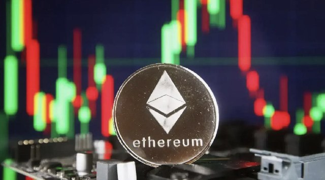 Цена Ethereum продолжает тестировать уровень в $3 000  После недавнего снижения ниже $3 000, цена ETH вновь восстановилась до $3 200, однако впереди может встретить сопротивление на уровне $3 240. Ethereum продолжает попытки восстановления Цена Ethereum начала небольшую волну восстановления после падения до зоны $2 920 и уже сейчас торгуется по $3 184. Несмотря на рост, монета может столкнуться с препятствиями уже вблизи зоны $3 240.  Краткий обзор:  Ethereum начал небольшую волну восстановления от зоны $2 920. Цена торгуется ниже $3 250 и 100-часовой простой скользящей средней. На часовом графике ETH/USD  данные с Kraken  произошел прорыв ниже соединительной линии бычьего тренда с поддержкой на уровне $3 240. Монета может встретить крупное сопротивление на уровне $3 200.  Цена Ethereum не смогла закрепиться выше $3 250 и скорректировалась, как и биткоин.