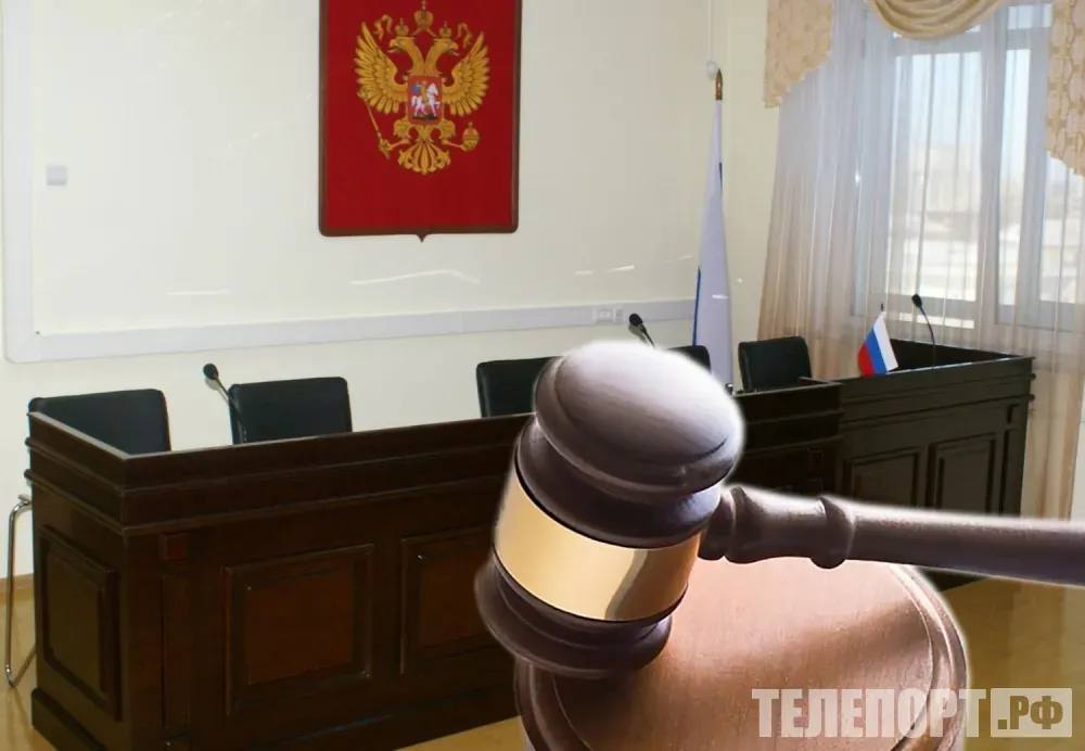 Пьяная амурчанка ударила участкового и теперь отправится в колонию Женщина посчитала что полицейский слишком долго ехал на вызов Ромненский районный суд рассмотрел уголовное дело о применении насилия в отношении представителя власти ч 1 ст 318 УК РФ Перед судом предстала местная жительница ранее неоднократно судимая Подробности приводит пресс служба судов Амурской области Отмечается что в октябре 2025 года участковый дважды выезжал в село Новый Быт после сообщений от амурчанки В первый раз она сообщила что ее избил сожитель По прибытии полицейский опросил супругов и зафиксировал повреждения Спустя некоторое время женщина снова позвонила в дежурную часть и сообщила что сожитель снова избил ее Сотрудник полиции сразу выехал на место но дома никого не было Соседи рассказали что звонившая отправилась в гараж Спустя некоторое время полицейский подъехал к гаражу Там он представился и показал удостоверение Из гаража вышла амурчанка в состоянии сильного опьянения и начала кричать на сотрудника полиции Она высказывала недовольство тем что по ее мнению тот слишком долго ехал на второй вызов Полицейский несколько раз попросил женщину успокоиться и отойти Однако она подошла вплотную и ударила его кулаком в плечо В ответ на это представитель правопорядка действуя в рамках закона О полиции применил физическую силу Женщина в суде признала вину раскаялась и помогала в раскрытии преступления Однако были и отягчающие обстоятельства совершение преступления в состоянии алкогольного опьянения а также рецидив преступлений Амурчанка была неоднократно судима за кражи а также имеет неснятые и непогашенные судимости Женщина находилась на испытательном сроке с ноября 2024 года по приговору суда за попытку повреждения чужого имущества причем срок ей несколько раз продлевали из за нарушений В итоге суд отменил условное осуждение и по совокупности приговоров назначил амурчанке 2 5 лет колонии поселения ТЕЛЕПОРТ РФ здесь все об Амурской области  Мы в МАХ  Написать нам