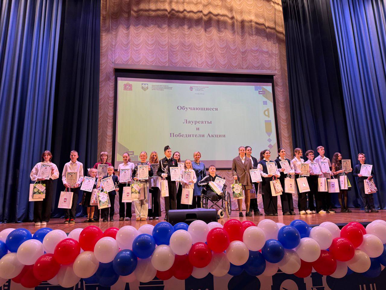 11 декабря в Красногорске в школе Мозаика прошел традиционный бал школьного спорта Подмосковья церемония награждения по итогам физкультурно спортивных мероприятий региона Победители и призеры международных всероссийских и региональных соревнований были награждены памятными призами от Крокус Сити Океанариума в лице заместителя директора Тюриной Анжелики Владимировны Награды вручались в 14 различных категориях Были отмечены достижения в таких соревнованиях как чемпионаты и первенства России Президентские спортивные игры и состязания Всероссийские спортивные игры школьных спортивных клубов В рамках мероприятия участников также наградили за высокие результаты и личный вклад в развитие детско юношеского и школьного спорта в Московской области