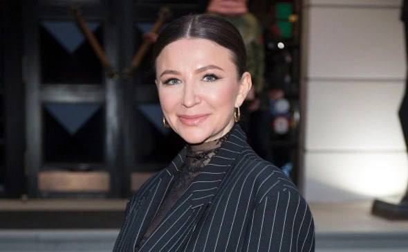 Королеву марафонов Елену Блиновскую отправили в блатной отряд женской колонии во Владимирской области Блогера определили в 10 й отряд ИК 1 среди заключенных он считается привилегированным там самая легкая работа сообщает Baza Ее задержали еще в апреле 2023 года По версии следствия в 2019 2021 годах она уклонилась от уплаты налогов почти на 918 млн рублей С учетом штрафов и пеней долг вырос до 1 4 млрд Следствие утверждало что Блиновская дробила бизнес через сеть юрлиц и ИП чтобы скрывать доходы После задержания она пыталась покинуть страну затем нарушила домашний арест и попала в СИЗО Суд приговорил ее к 5 годам лишения свободы и теперь королева марафонов желаний начала отбывать срок Урал56 Ру в MAX