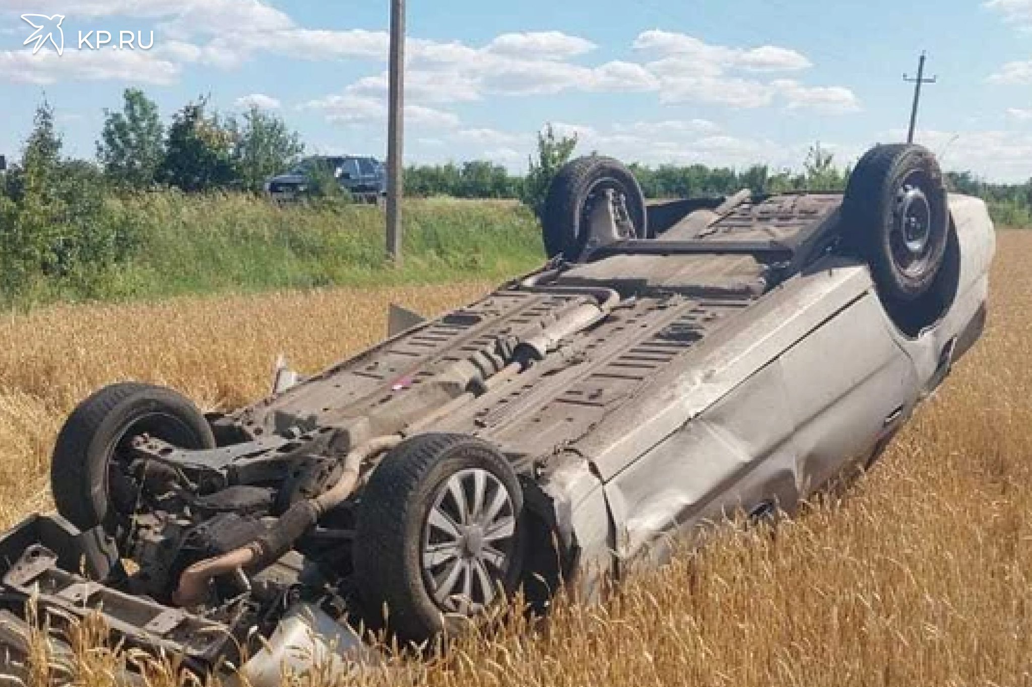 В Воронежской области девушка на «Шевроле» устроила ДТП, ранены пассажирки 17 и 18 лет В воскресенье, 6 июля, около 14:20 в Россошанском районе случилась авария. На третьем километре дороги Первомайское-Атамановка 18-летняя местная жительница, рулившая «Шевроле», потеряла контроль над машиной. Иномарка вылетела с дороги в поле и опрокинулась на крышу. Юная автоледи серьезных травм не получила. А вот ее пассажирки, 18-летняя жительница Лисок и 17-летняя девушка из Подгоренского района, попали в больницу. Полицейские выясняют, почему 18-летняя девушка не справилась с управлением машиной.