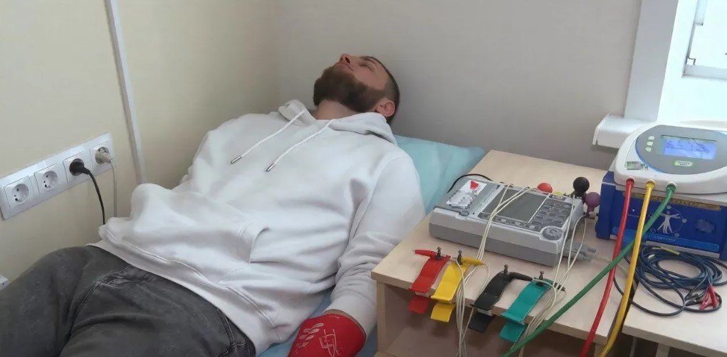 Здоров каждый пятый риски заболеваний выявляют у жителей Приамурья Почти 2 тысячи человек включая 300 детей обратились в Центры здоровья в Приамурье с начала года Для взрослых Центры работают в Благовещенской городской поликлинике 2 и в поликлинике Свободного детские открыты в больницах Зеи и Белогорска Поддержание здоровья амурчан и предотвращение риска развития заболеваний главные направления нацпроекта Продолжительная и активная жизнь Среди взрослого населения каждый пятый человек здоров остальные же имеют факторы риска развития различных заболеваний Среди детского населения картина оптимистичнее здоровы около 85 обследованных ребятишек Это объясняется главным образом их юным возрастом Среди основных причин рисков заболеваний неправильное питание недостаток физической активности и избыточную массу тела Каждый третий имеет проблемы с весом причем чаще встречается именно лишний вес нежели дефицит массы тела отметила врач терапевт областного центра общественного здоровья и медицинской профилактики Ирина Жидкова В Центрах здоровья можно бесплатно пройти комплексное обследование Врач терапевт составляет программу ведения здорового образа жизни Людям с нарушениями состава тела разрабатывает индивидуальные рекомендации по питанию и двигательной активности Записаться на обследование можно через чат бот в МАХ портал Госуслуги колл центры или при личном обращении в медучреждение Фото Минздрава Амурской области ТЕЛЕПОРТ РФ здесь все об Амурской области  Мы в МАХ  Написать нам