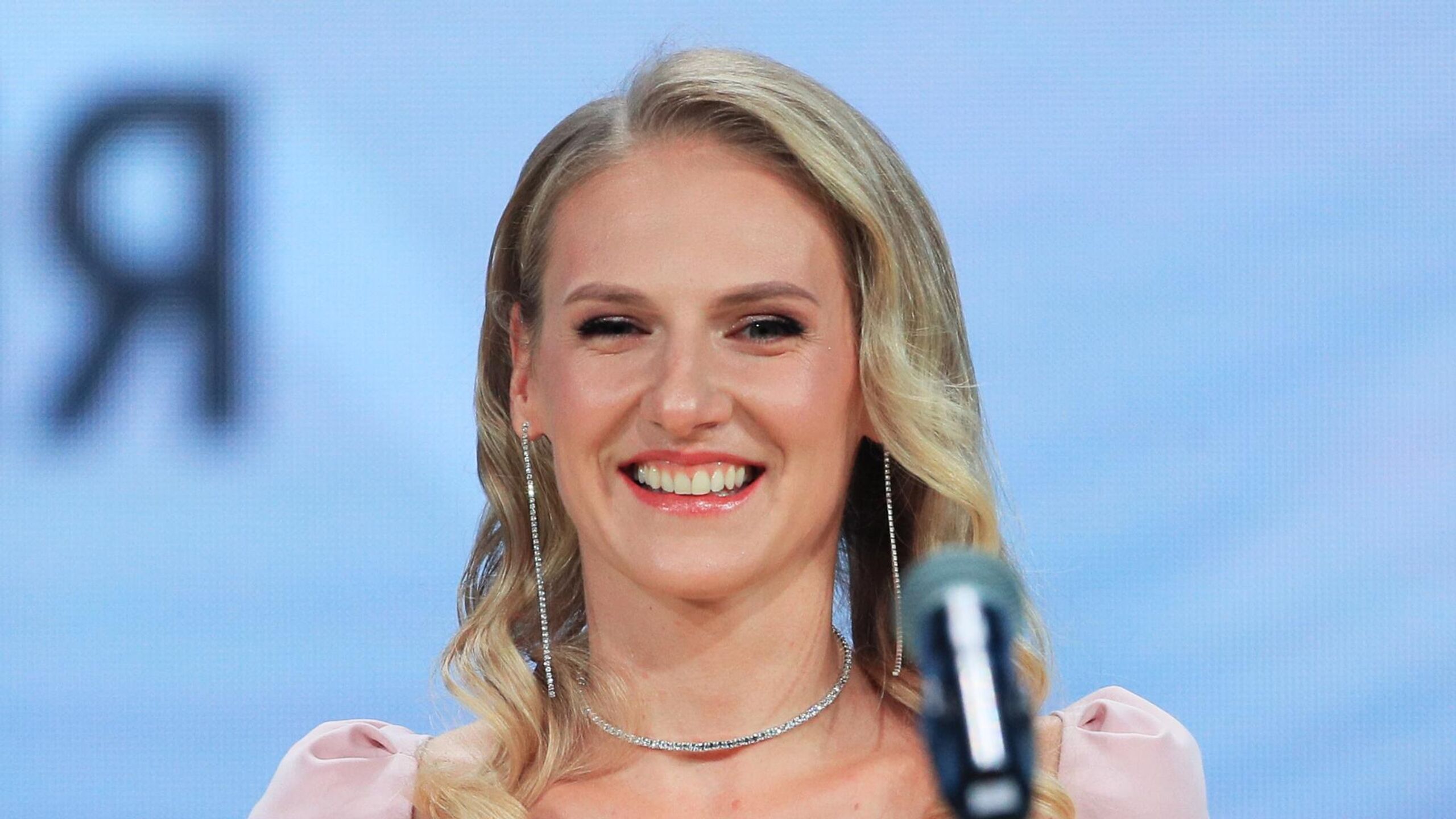 Семикратная олимпийская чемпионка по синхронному плаванию Светлана Ромашина утверждена на посту главного тренера сборной России сообщается в официальном Telegram канале Федерации водных видов спорта России ФВВСР Решение принято министерством спорта РФ Желаем сборной сохранить и приумножить победные традиции с новым главным тренером говорится в заявлении ФВВСР 10 ноября было объявлено что Ромашина сменит Татьяну Покровскую на посту главного тренера национальной команды Покровская продолжит помогать ФВВСР и всему тренерскому штабу в статусе советника председателя организации Дмитрия Мазепина Ромашиной 36 лет она является самой титулованной спортсменкой в истории синхронного плавания Помимо семи золотых олимпийских медалей Ромашина завоевала 21 золото чемпионатов мира и 13 золотых медалей чемпионатов Европы