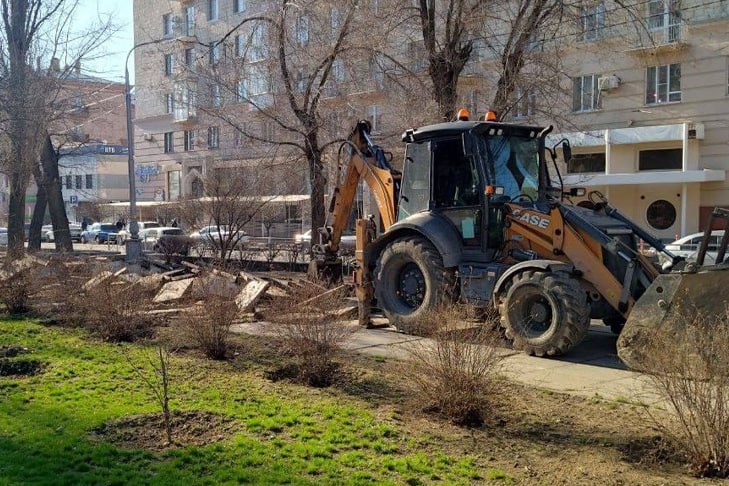 В Волгограде зелёную зону у Дома Павлова отремонтируют к приезду вип-гостей  В Центральном районе Волгограда городские службы взялись за обновление зелёной зоны и пешеходных пространств у Дома Павлова. Как сообщает ИА «Высота 102», в преддверии 80-летия Победы в Великой Отечественной войне и приезда в город высокопоставленных делегаций в мэрии приступили к демонтажу перекосившихся тротуарных плит.  - На площади Ленина, а также улицах Наумова и 13-й Гвардейской дивизии рабочие муниципального предприятия меняют изношенное асфальтовое покрытие и старые бетонные плиты на новый асфальт, - уточнили в пресс-службе городской администрации.  Обещают в муниципалитете и облагородить насаждения.   Подробнее