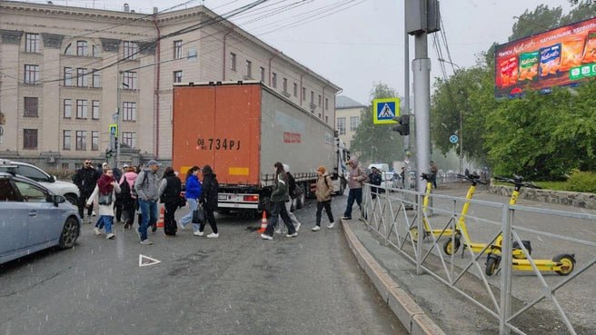 Смертельное ДТП произошло напротив СГУПСа. Там грузовик сбил женщину. От полученных травм она погибла на месте. Личность и возраст женщины пока не удалось установить — предположительно, ей около 70 лет Фото: ГАИ