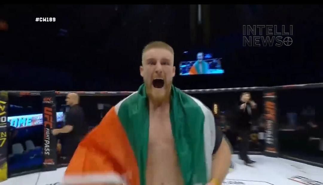 27-летний Пэдди МакКорри победил израильтянина Шуки Фараджа в бою Cage Warriors 189 в субботу вечером, после чего поднял палестинский флаг и кричал: «Свободу Палестине!» Видеоролики с трансляции события быстро стали вирусными в социальных сетях. #интеллиньюз